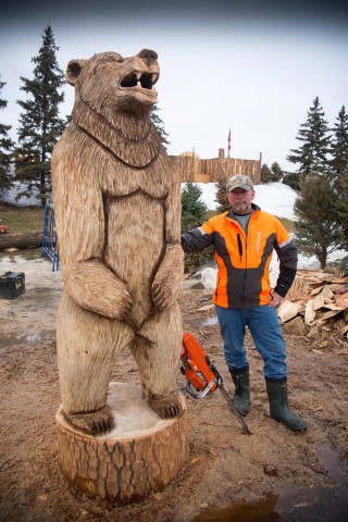 chainsaw carving large bear at festival du voyageur